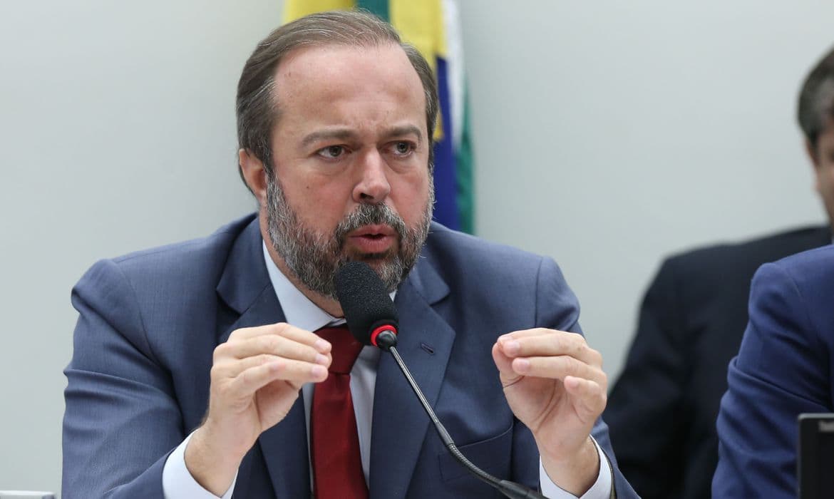 Ministro vai equiparar salários com o de outras agências