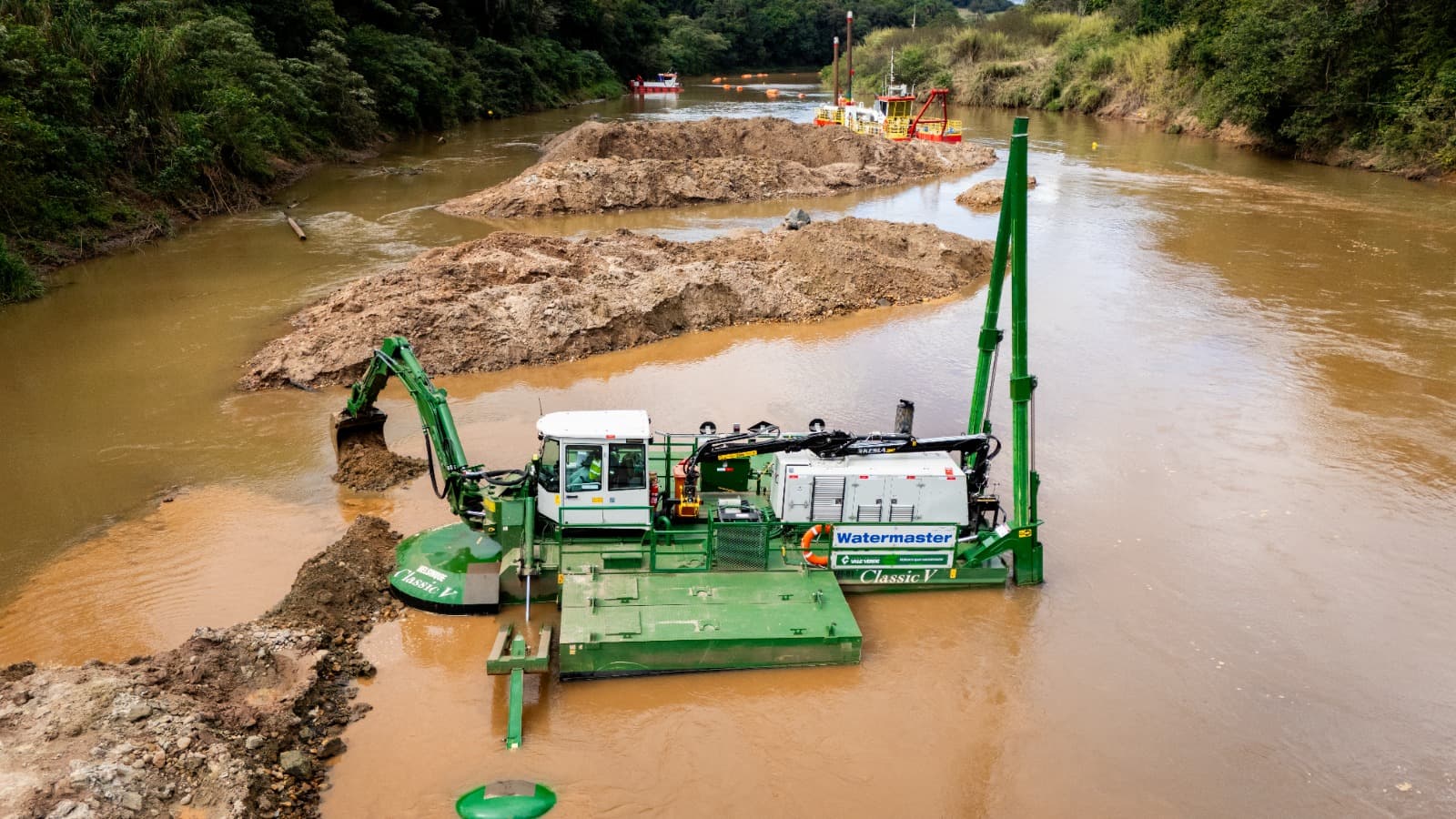 Vale Verde utiliza draga anfíbia para restaurar Rio Paraopeba