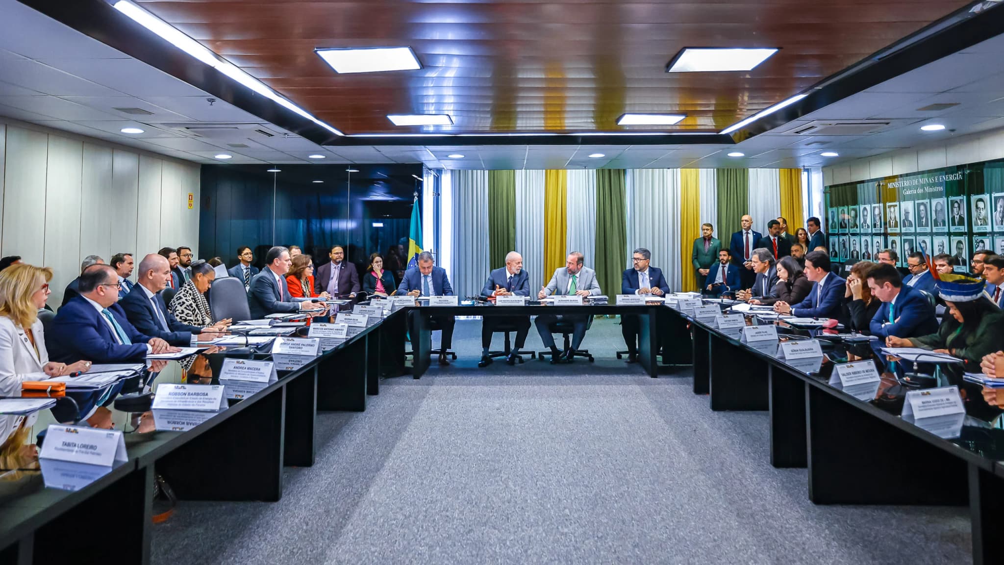 Governo aprova política e espera R$ 2 trilhões em investimentos