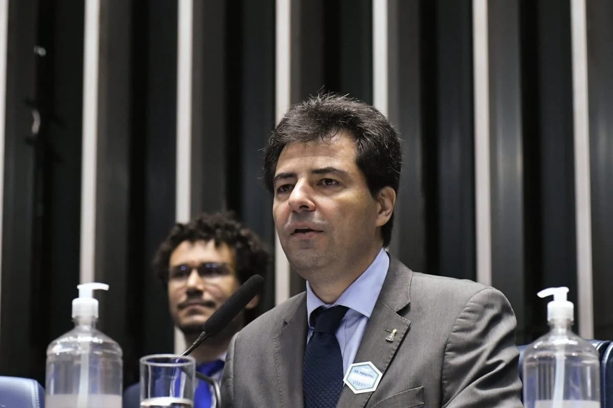 Sai Bento Albuquerque, entra Adolfo Sachsida