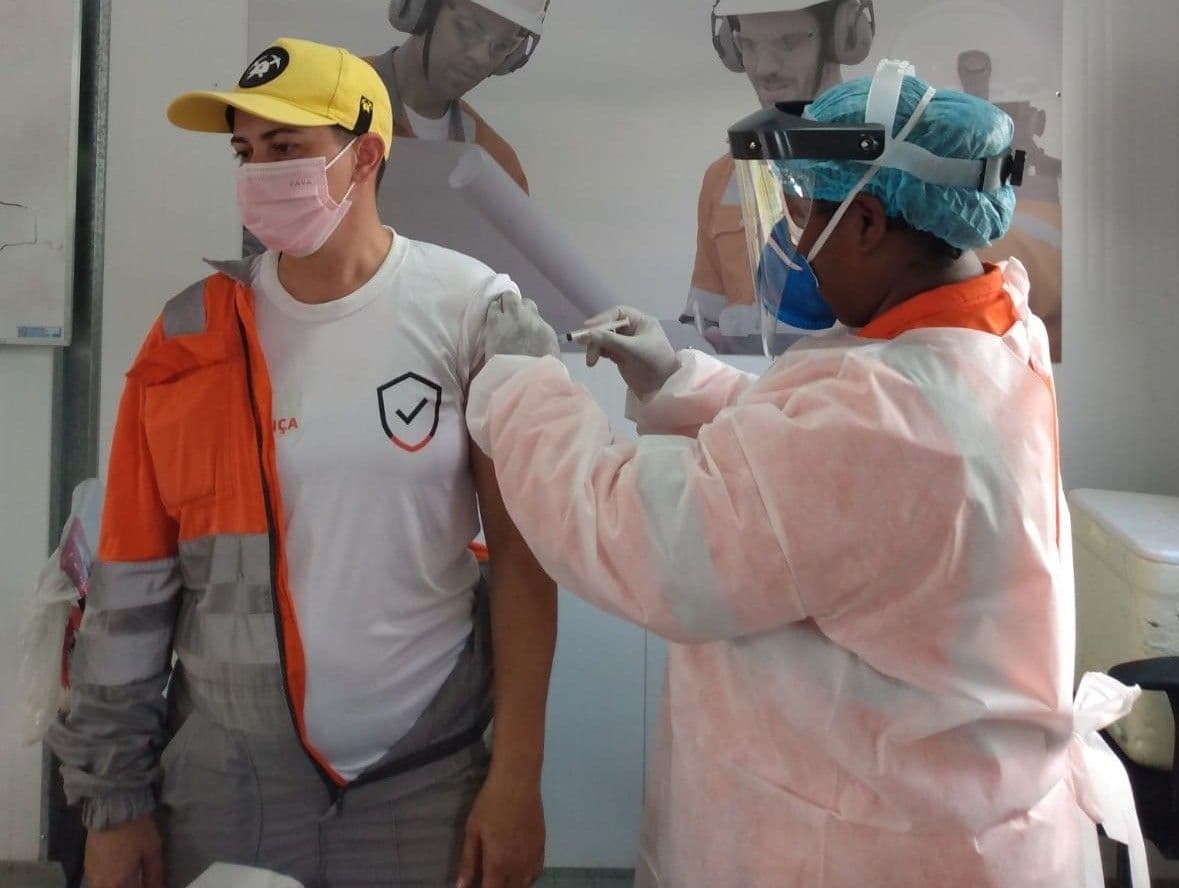 Campanha de vacinação contra COVID-19 e gripe