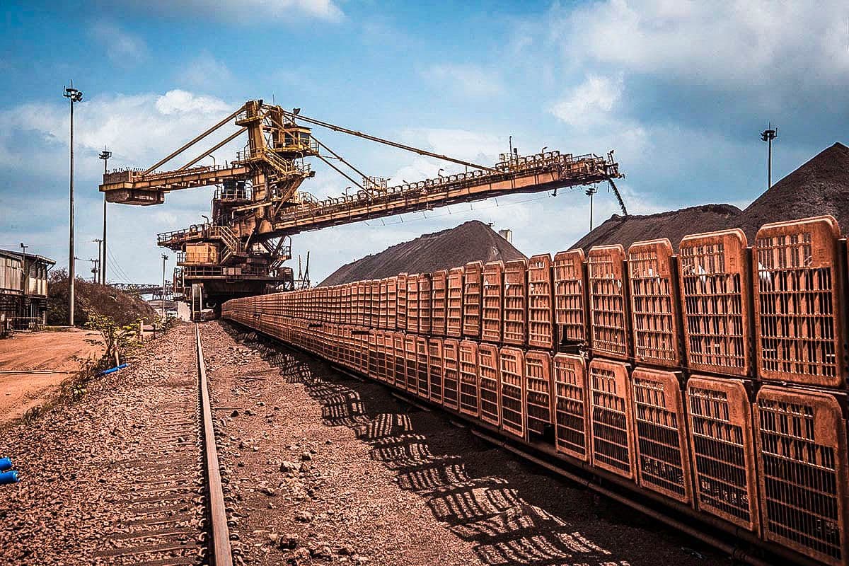 Produção de minério de ferro aumenta, mas preços caem