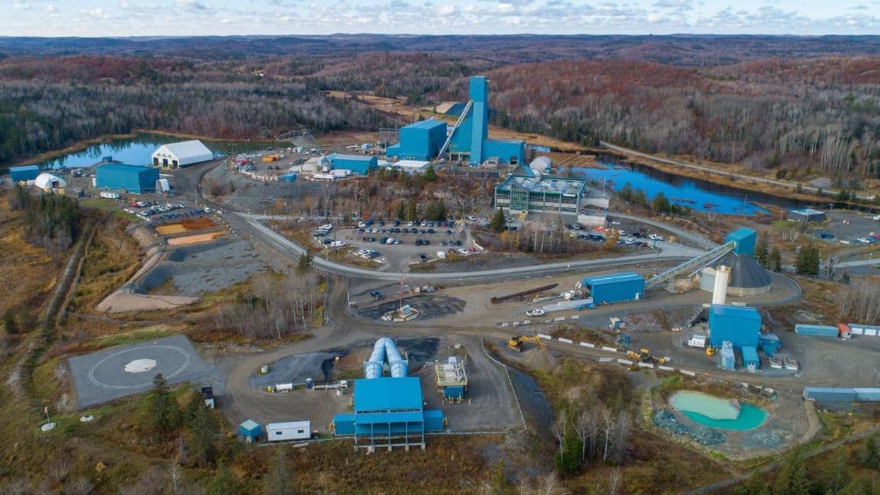 Empregados ficam presos em mina no Canadá