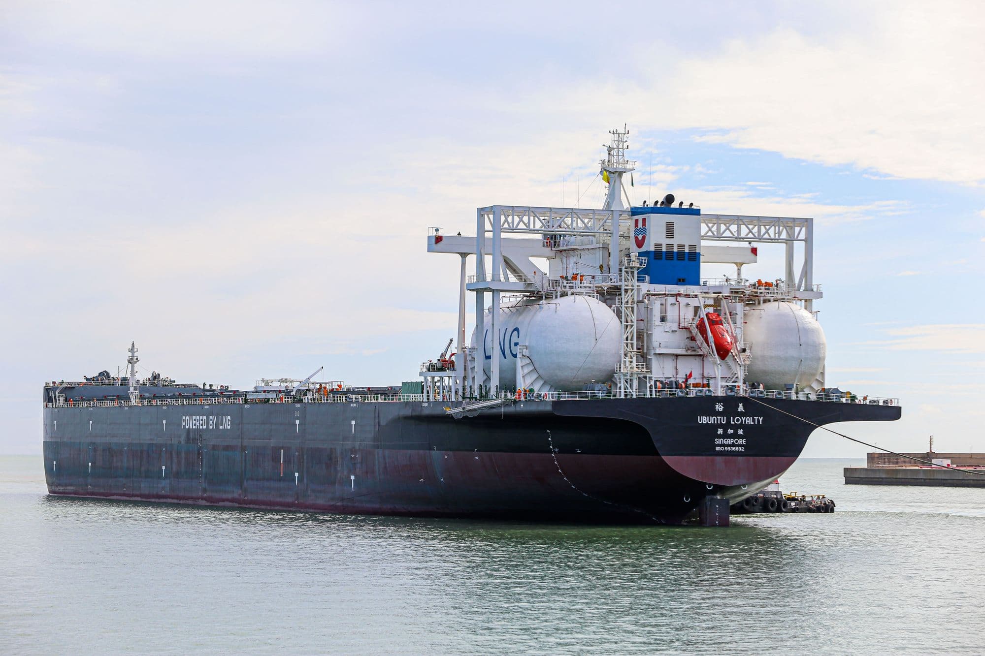 Navio movido a GNL faz primeira viagem no Brasil