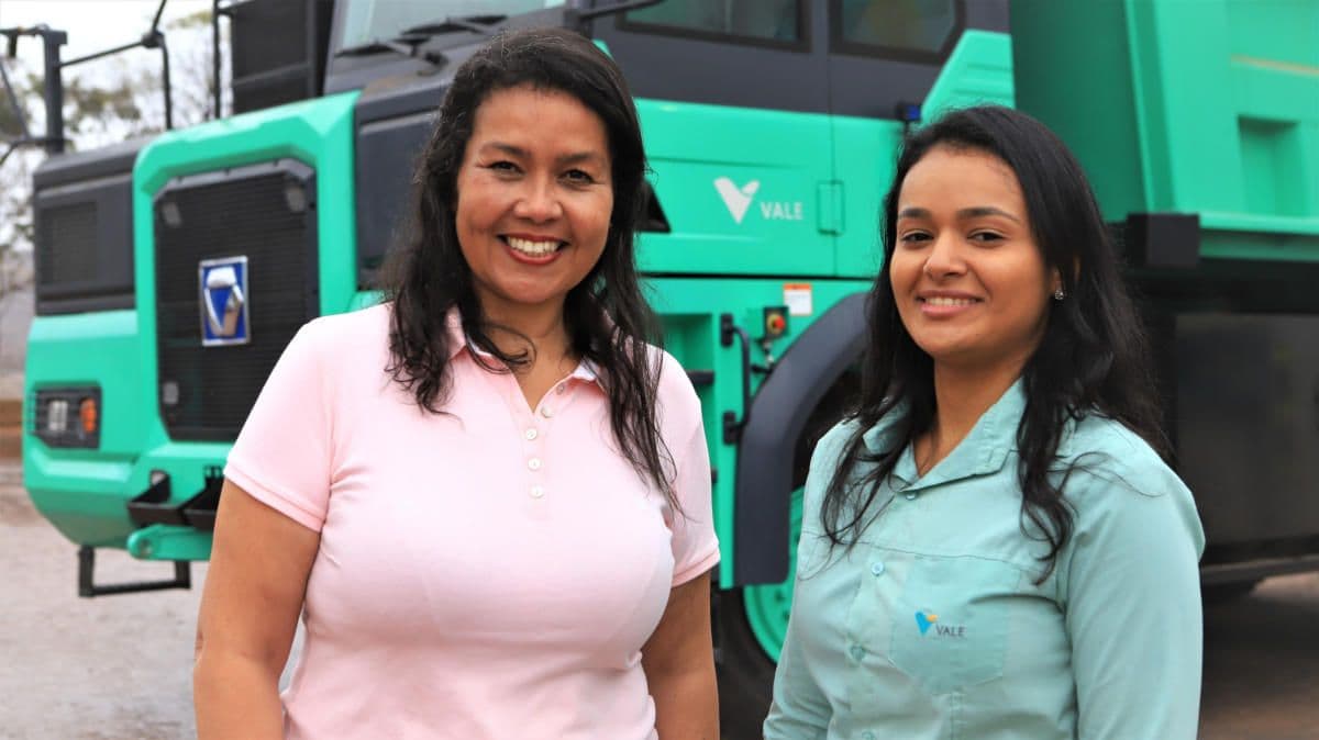 Primeira mulher a pilotar caminhão de 72t, 100% elétrico