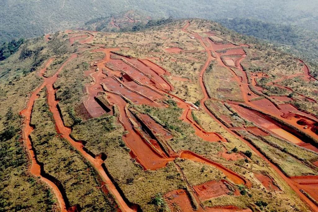 Guiné quer acelerar construção de refinarias de alumina e plantas de pelotização