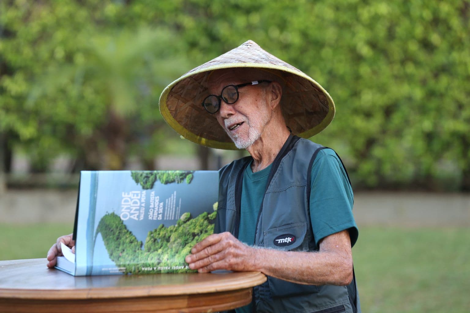 Lançado livro de naturalista sobre preservação da flora
