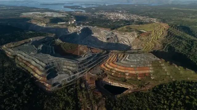 Do amianto às terras raras: os 50 anos de uma cidade que aprendeu a se reinventar