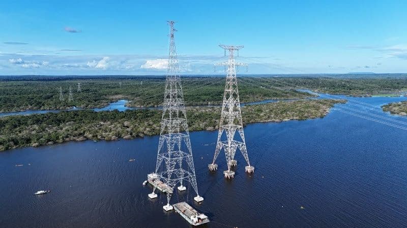 MRN conclui montagem da primeira torre do PLT no Rio Trombetas