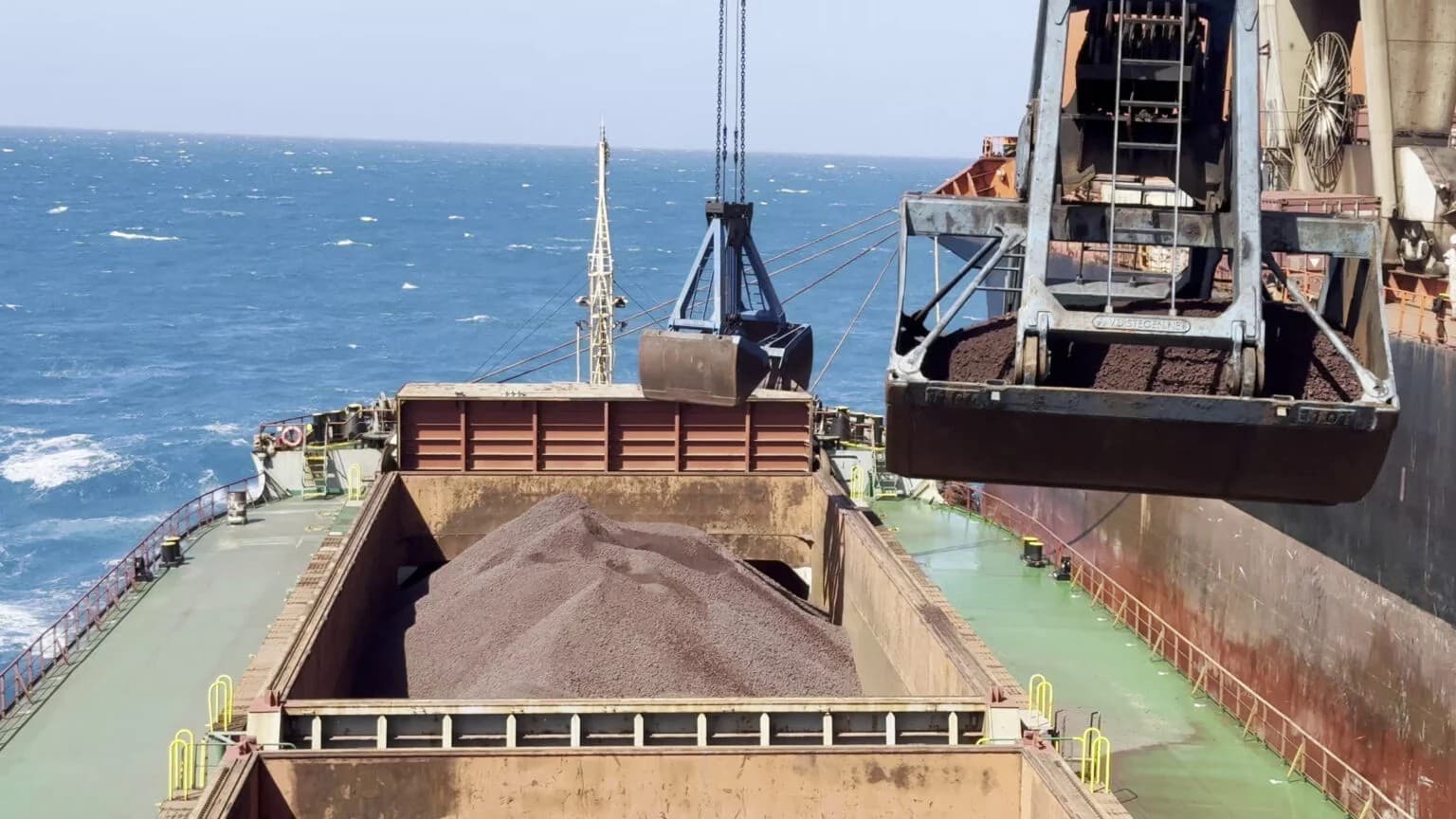 Porto Piauí inicia primeiro transbordo em alto-mar rumo a China